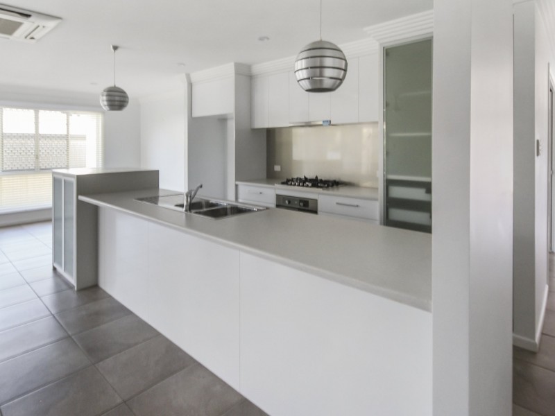 42 Koowin Drive, Kirkwood QLD 4680