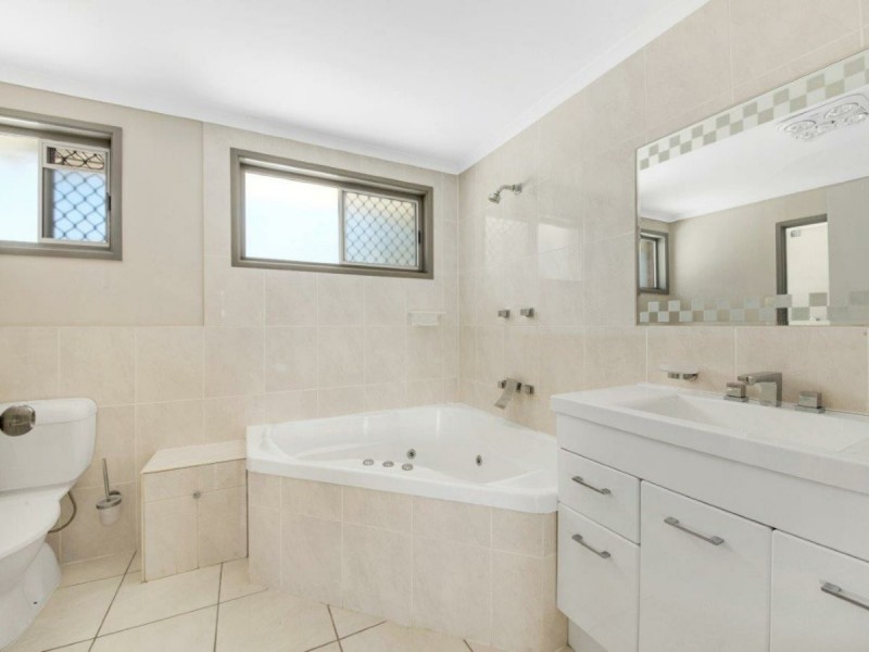 8 Ward Close, South Gladstone QLD 4680