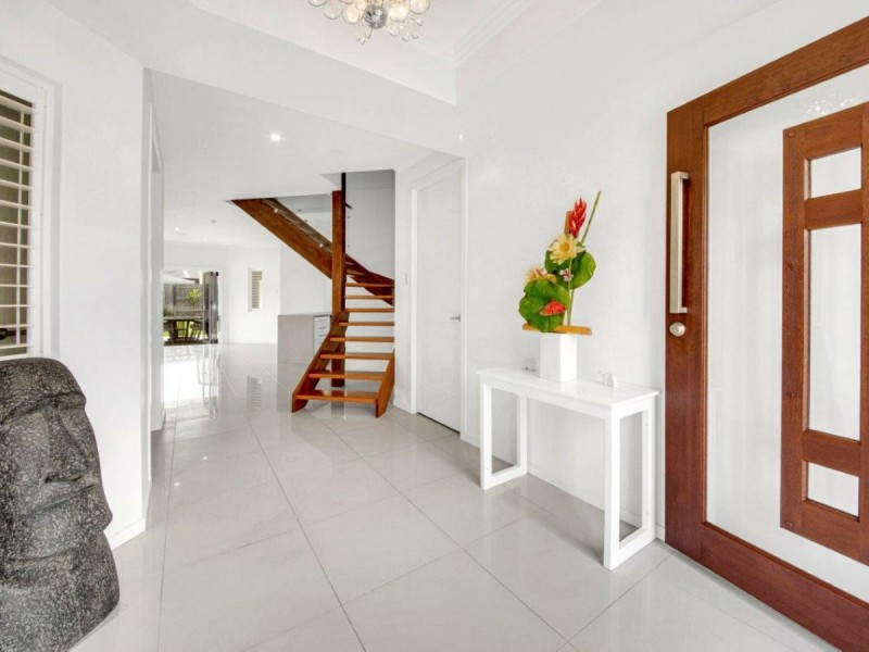 1 Teatree Street, Kirkwood QLD 4680