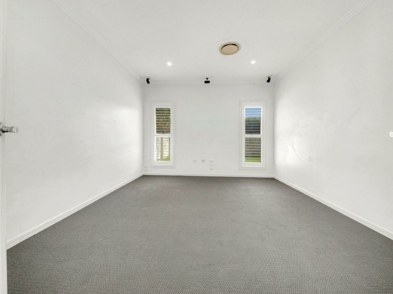 1 Teatree Street, Kirkwood QLD 4680