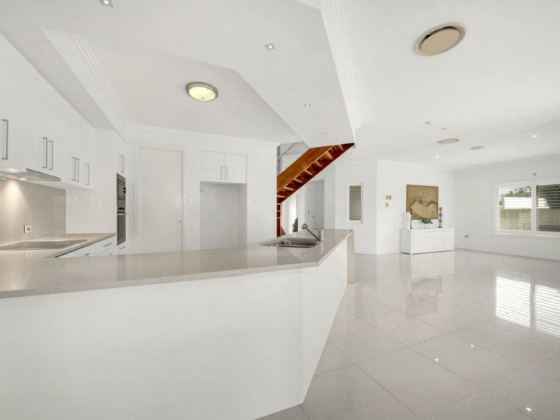 1 Teatree Street, Kirkwood QLD 4680