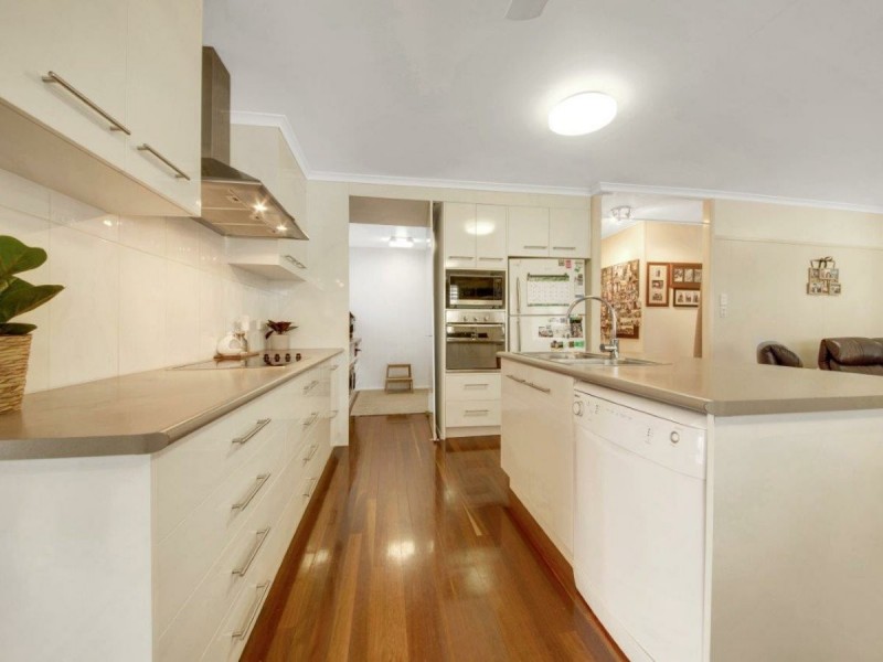 17 Holland Street, West Gladstone QLD 4680