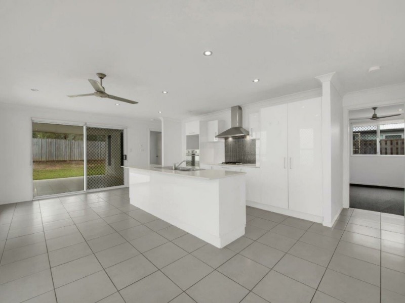 10 Sundowner Road, Clinton QLD 4680
