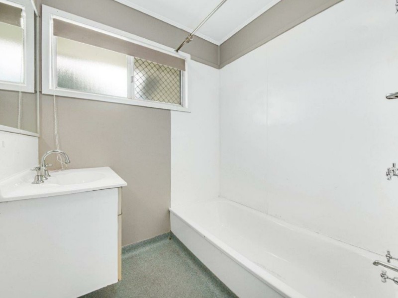 11 Dalton Street, Clinton QLD 4680