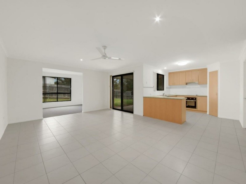 8 Skyline Drive, New Auckland QLD 4680