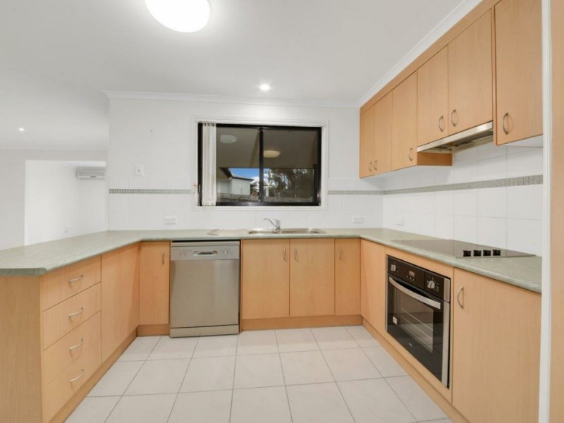 8 Skyline Drive, New Auckland QLD 4680