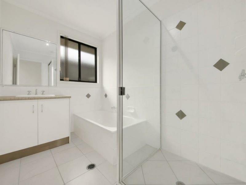 8 Skyline Drive, New Auckland QLD 4680
