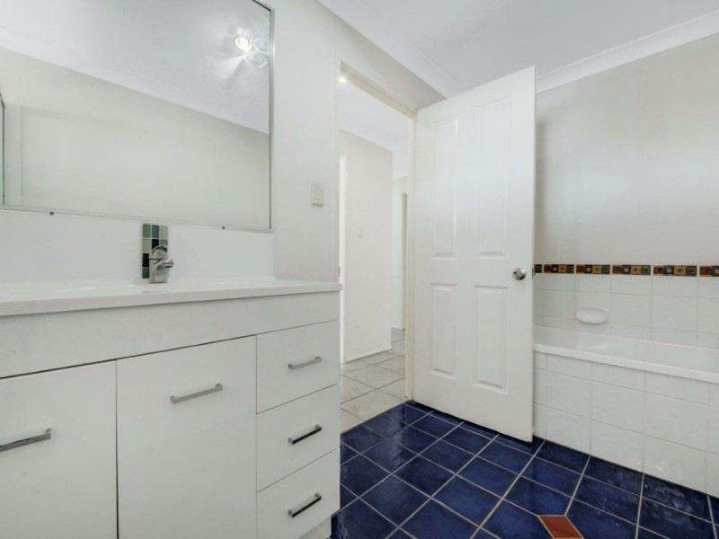 12 Karamea Close, Clinton QLD 4680