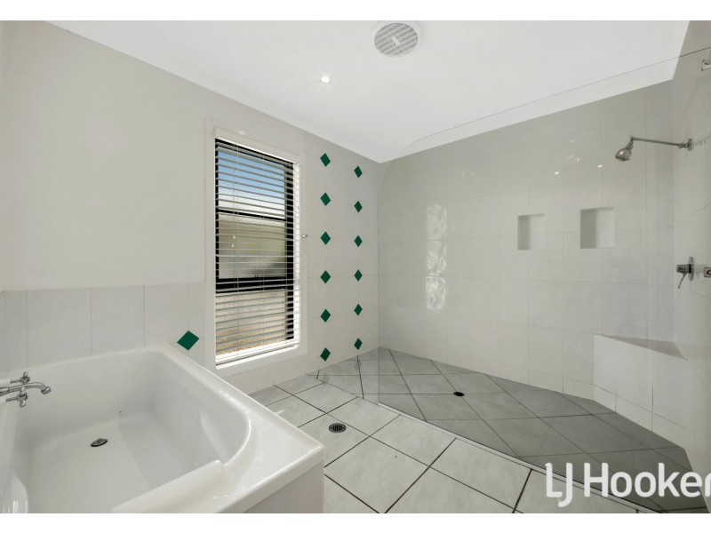 11 Lois Court, New Auckland QLD 4680