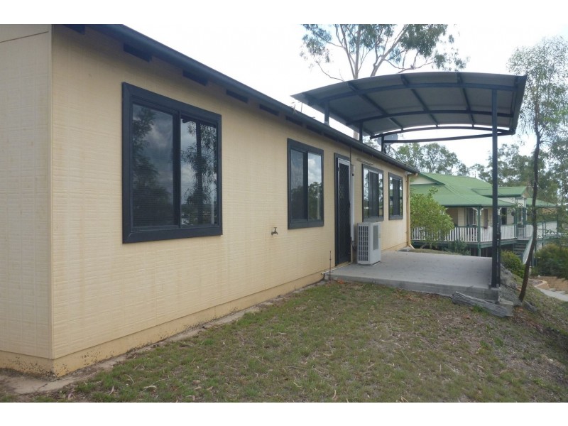 8B Robertson Close, New Auckland QLD 4680