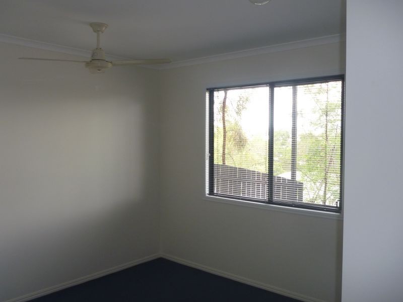8B Robertson Close, New Auckland QLD 4680