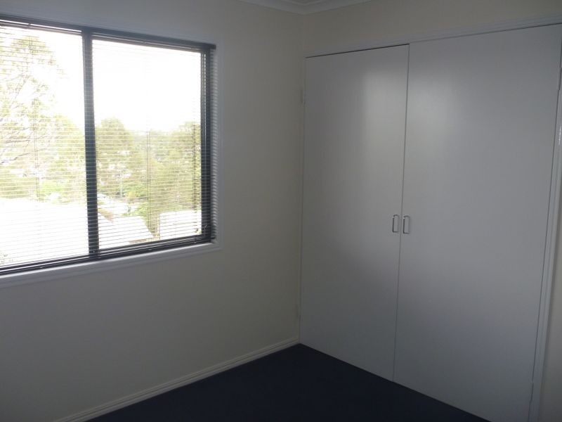 8B Robertson Close, New Auckland QLD 4680