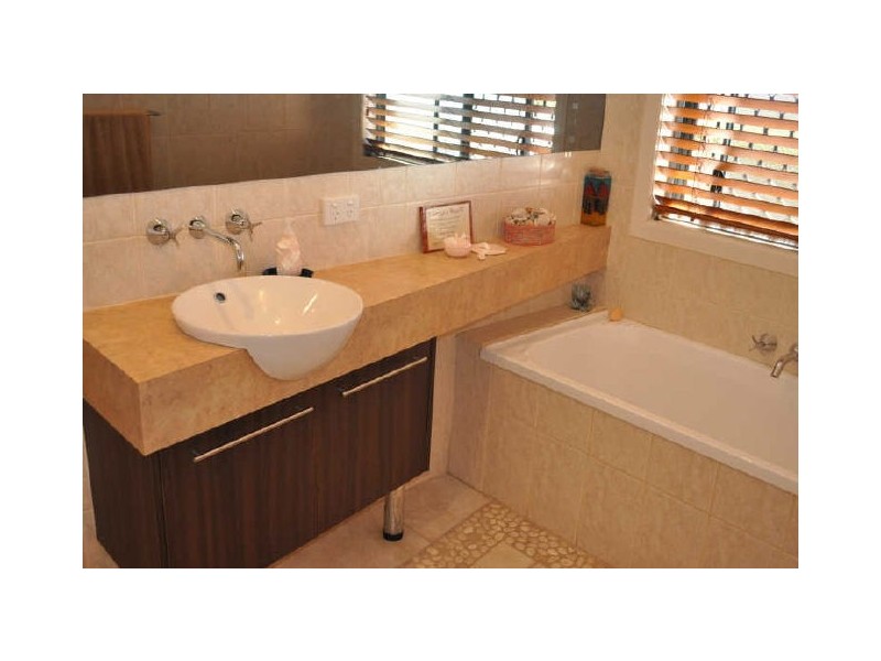 16 Sandringham Close, Telina QLD 4680