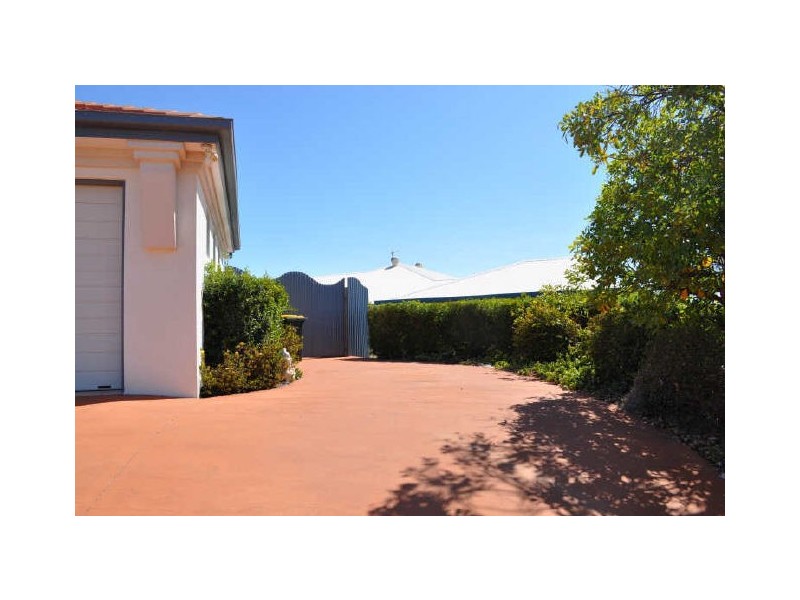 16 Sandringham Close, Telina QLD 4680