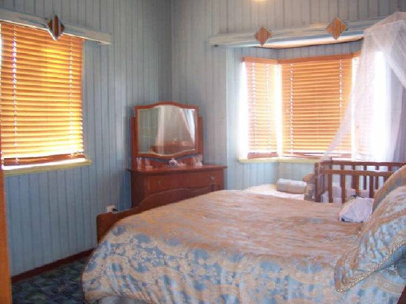 11 Side Street, West Gladstone QLD 4680