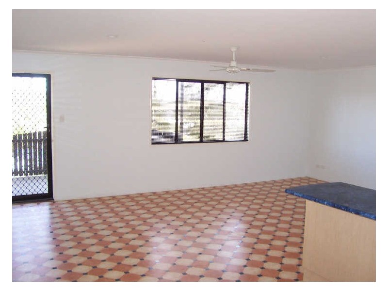 8A Robertson Close, New Auckland QLD 4680