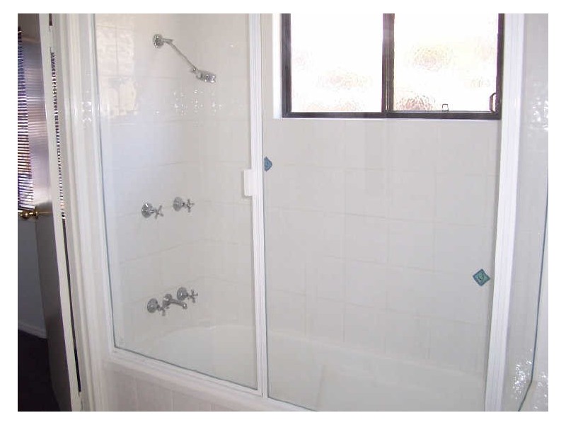 8A Robertson Close, New Auckland QLD 4680