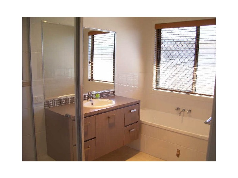 24 Larcom Rise, West Gladstone QLD 4680