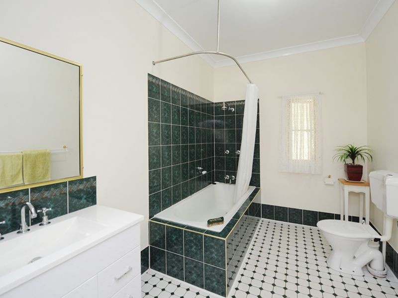 8 Hunter Street, West Gladstone QLD 4680