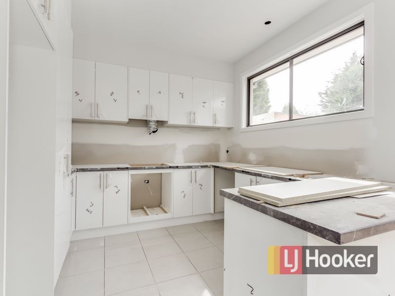 2/13 Oak Avenue, Doveton VIC 3177