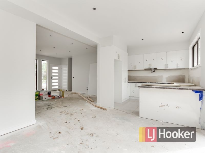 2/13 Oak Avenue, Doveton VIC 3177