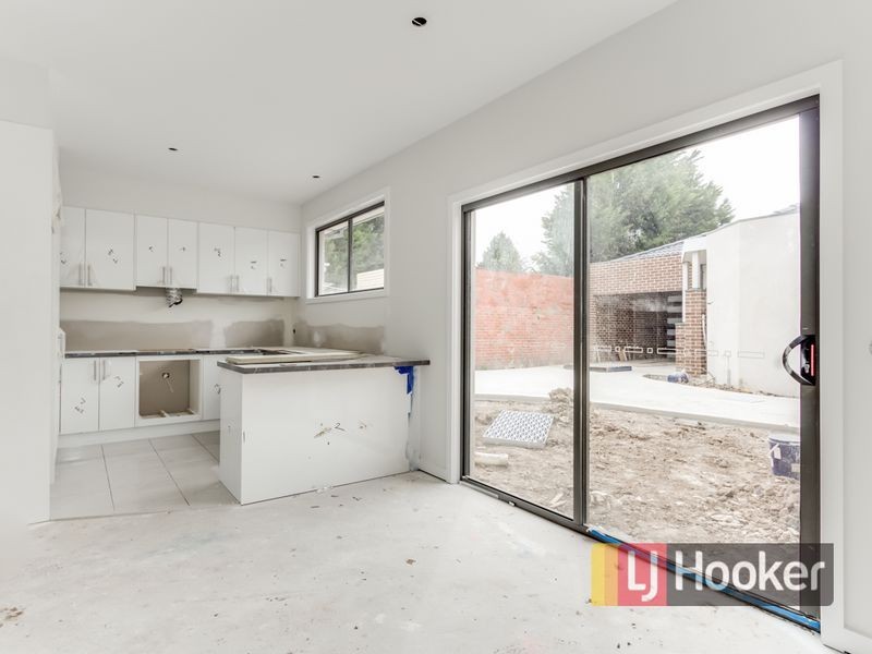 2/13 Oak Avenue, Doveton VIC 3177