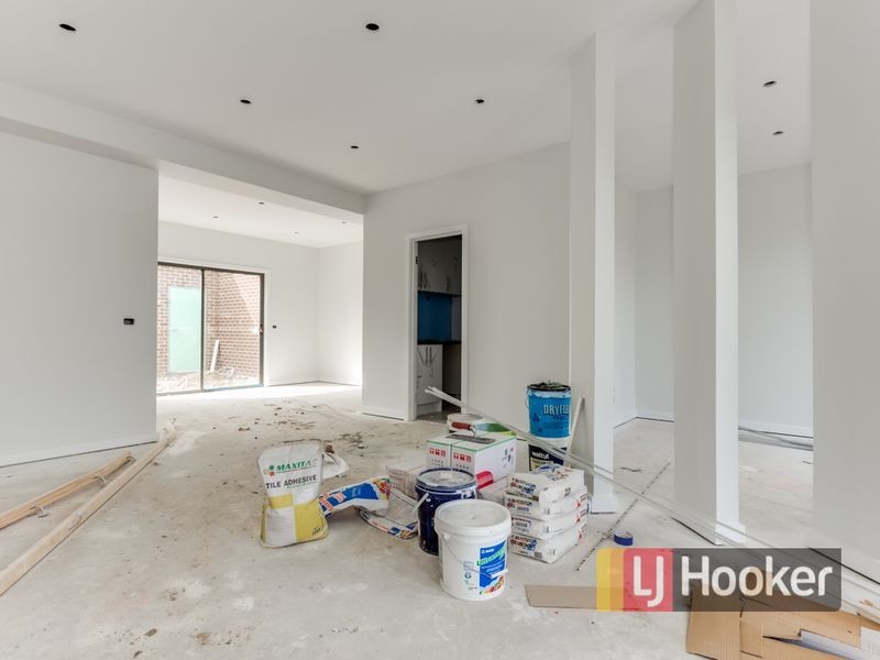 2/13 Oak Avenue, Doveton VIC 3177