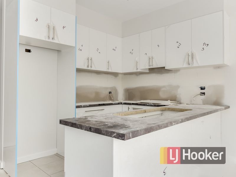 2/13 Oak Avenue, Doveton VIC 3177