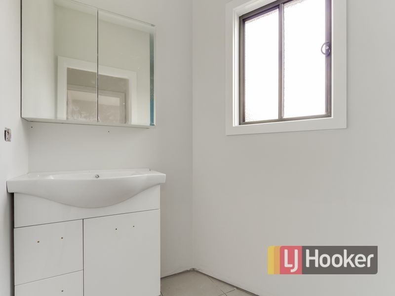 2/13 Oak Avenue, Doveton VIC 3177