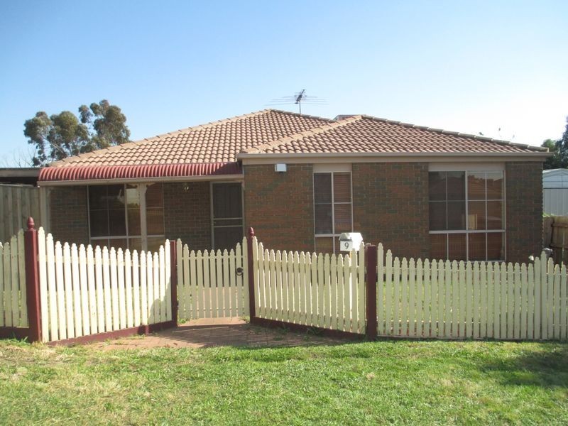 9 Valley View Rise, Hampton Park VIC 3976