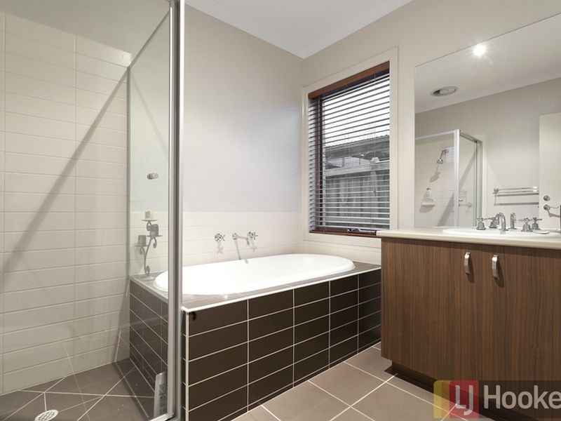 50 Westmoreland Avenue, Cranbourne North VIC 3977