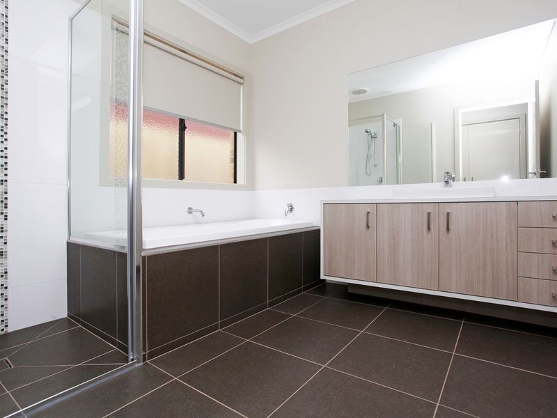 1 Firebird Street, Clyde North VIC 3978