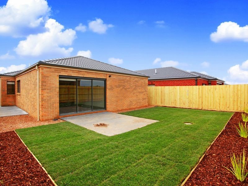 1 Firebird Street, Clyde North VIC 3978