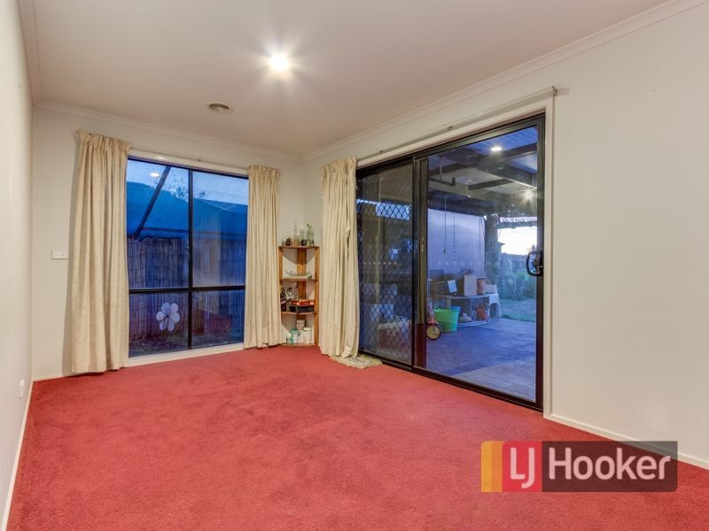 11 Hasluck Crescent, Lynbrook VIC 3975