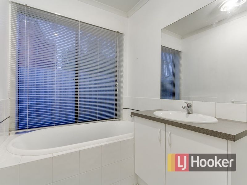 11 Hasluck Crescent, Lynbrook VIC 3975