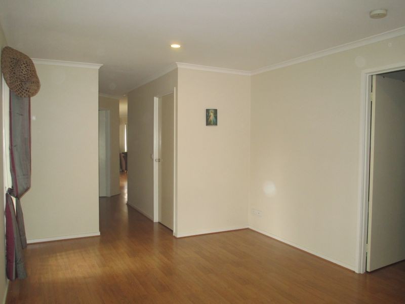 8 Elanora Way, Hampton Park VIC 3976