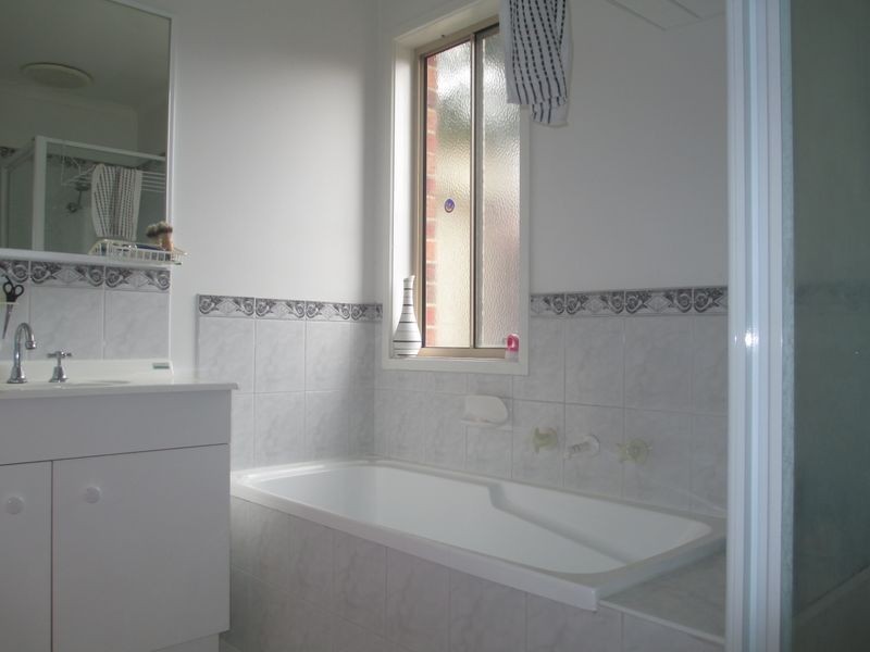 8 Elanora Way, Hampton Park VIC 3976