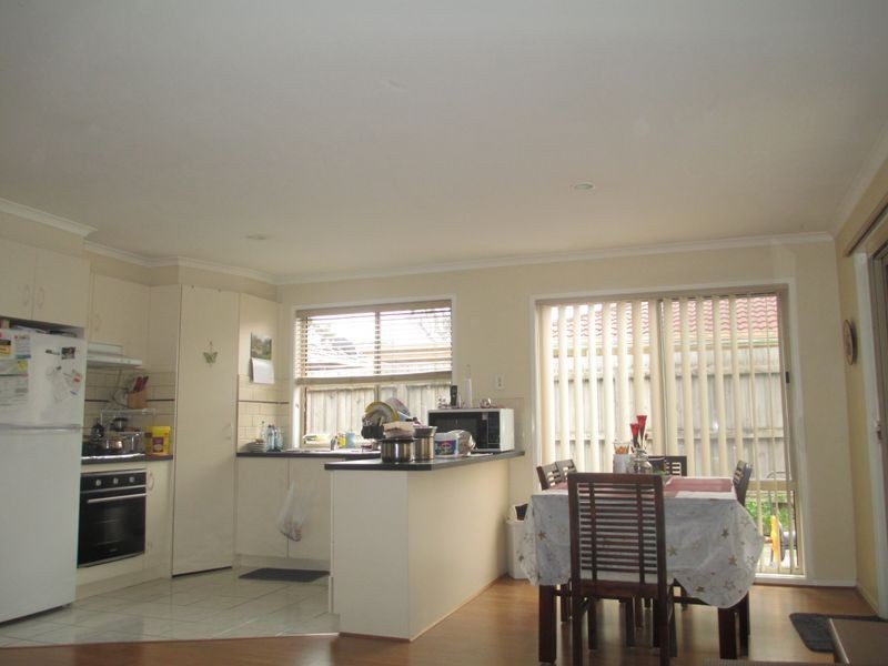 8 Elanora Way, Hampton Park VIC 3976