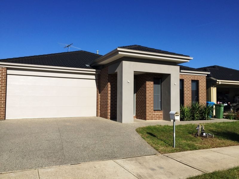 10 Dellinea Street, Cranbourne North VIC 3977
