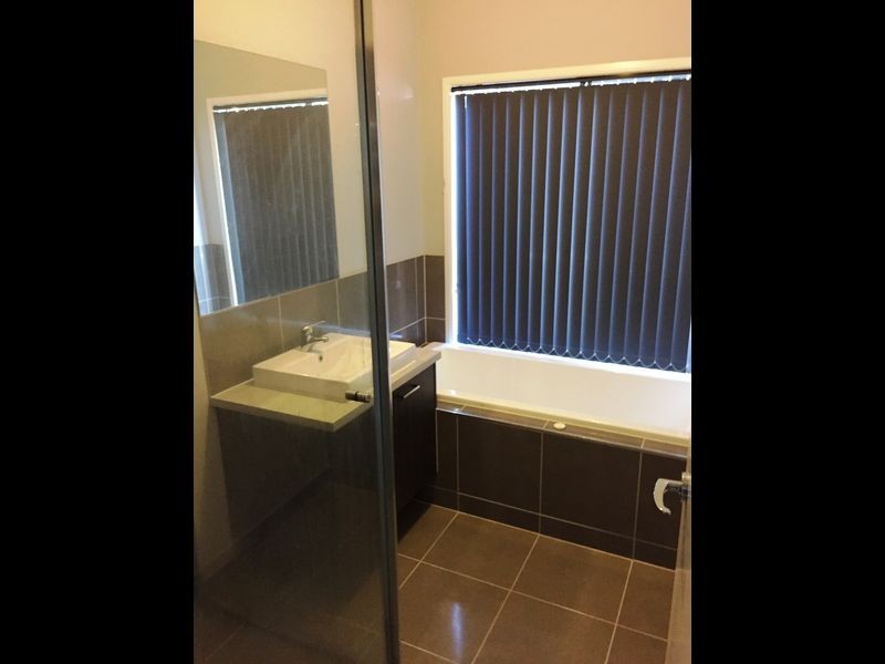 10 Dellinea Street, Cranbourne North VIC 3977
