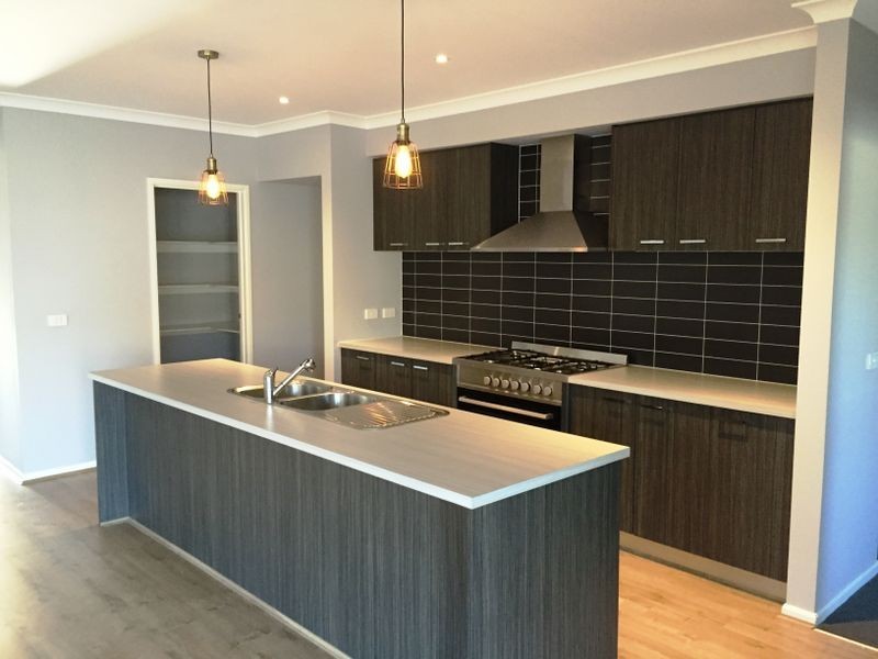 10 Dellinea Street, Cranbourne North VIC 3977