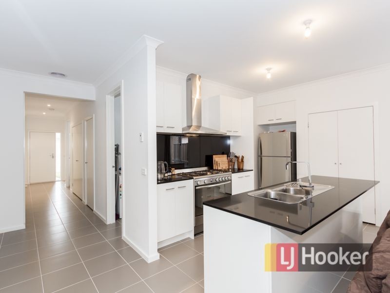 17 Hanoverian Street, Clyde North VIC 3978