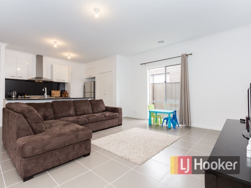 17 Hanoverian Street, Clyde North VIC 3978