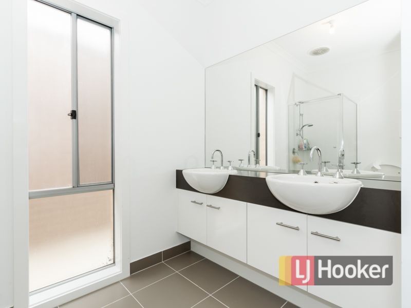 17 Hanoverian Street, Clyde North VIC 3978