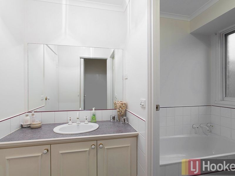 130 Oaktree Drive, Hampton Park VIC 3976