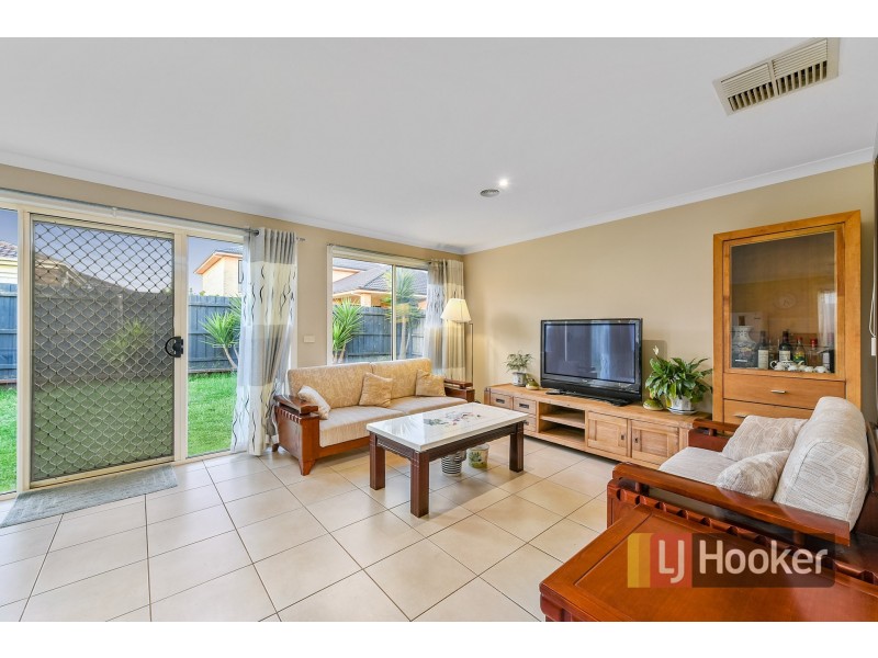 18 Hanrahan Wynd, Lynbrook VIC 3975