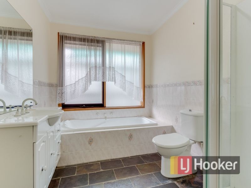 6 Robyn Court, Hampton Park VIC 3976