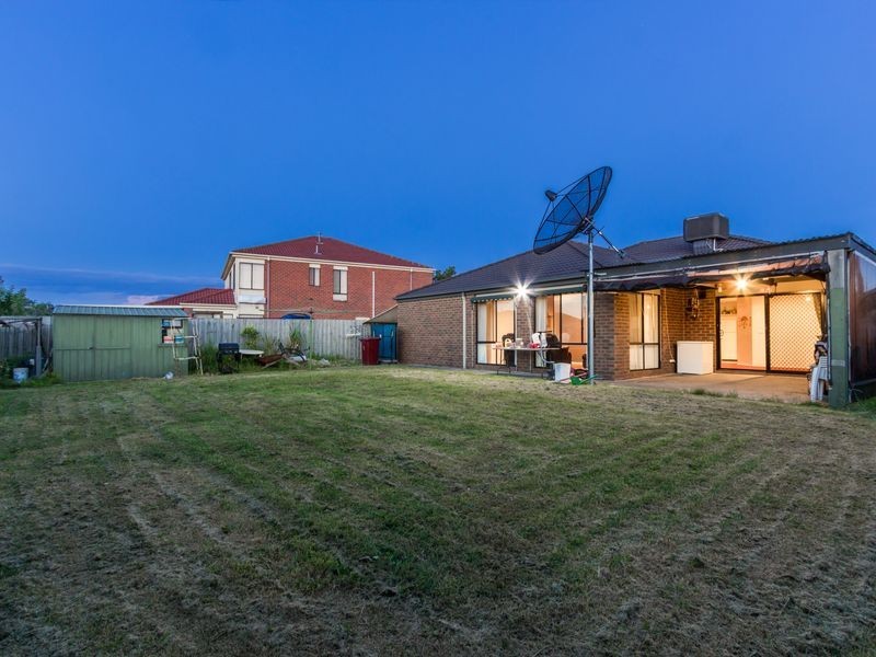 11 Hasluck Crescent, Lynbrook VIC 3975