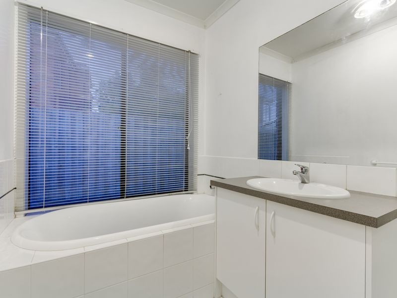 11 Hasluck Crescent, Lynbrook VIC 3975