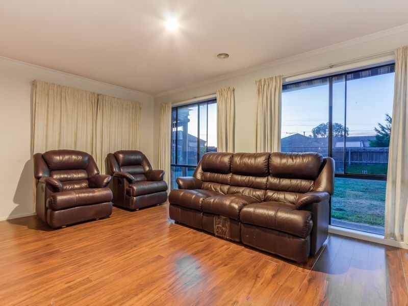 11 Hasluck Crescent, Lynbrook VIC 3975